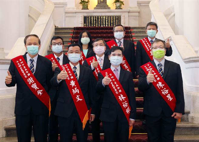 素有「屏科大酱油之父」之称的谢宝全，在教师节当天荣获第45届十大农业专家殊荣。（屏科大提供／谢佳潾屏东传真）