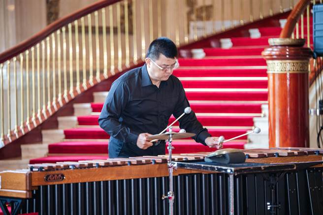 擊樂家黃堃儼將首演美國作曲家金．科申斯基的打擊樂協奏曲《超越彎折》。（擊樂文教基金會提供）