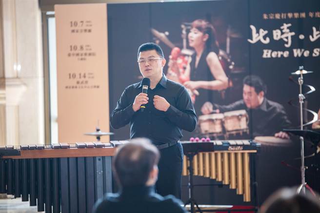 在朱宗慶打擊樂團35周年音樂會，擊樂家黃堃儼委託美國作曲家金．科申斯基創作打擊樂協奏曲《超越彎折》，並將擔任首演。（擊樂文教基金會提供）