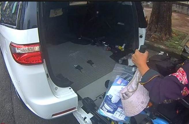 易姓婦人日前駕駛電動車外出，因操作不順員警考量其安全，請復康巴士來載她，先墊400元車資。（讀者提供／張妍溱台中傳真）