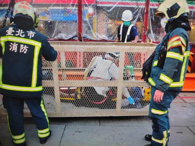 捷运万大线下午发生施工意外，1名工人头部遭夹重伤。（陈鸿伟翻摄）
