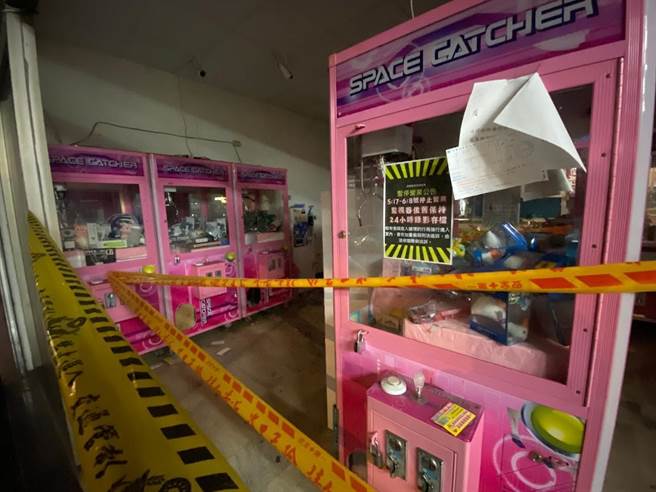 桃园市议员黄家齐接获娃娃机店业者陈情，刚復业不久就收到缴税单，抱怨亏损还没止血就要缴税给政府，根本是雪上加霜。（蔡依珍摄）