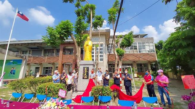 嘉义县新港乡安和国小把早已斑驳的孔子像漆上新颖金色，并选在今天教师节举办揭幕仪式。（取自安和国小脸书∕吕妍庭嘉义传真）