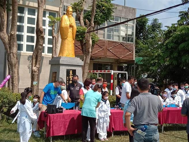 嘉义县新港乡安和国小把早已斑驳的孔子像漆上新颖金色，并选在今天教师节举办揭幕仪式。（取自安和国小脸书∕吕妍庭嘉义传真）