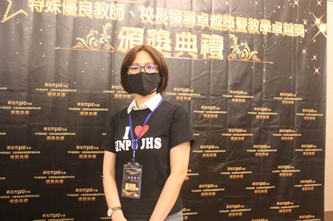 新埔国中校长郭月秀服务逾28年，秉持「以爱与永不放弃，创造教育价值与感动」的教育理念，致力推动双语教育，获得新北特殊优良教师奖。（陈慰慈摄）