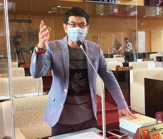 周永鴻表示，他自疫情降為二級後，就在8月18日時於議會質詢並發函要求市府在搭配防疫措施下開放公園遊具。（陳世宗攝）