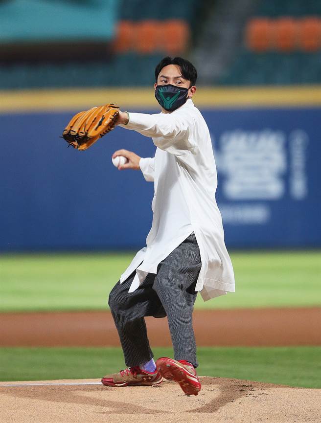 国际影星张震为富邦悍将开球。（陈怡诚摄）