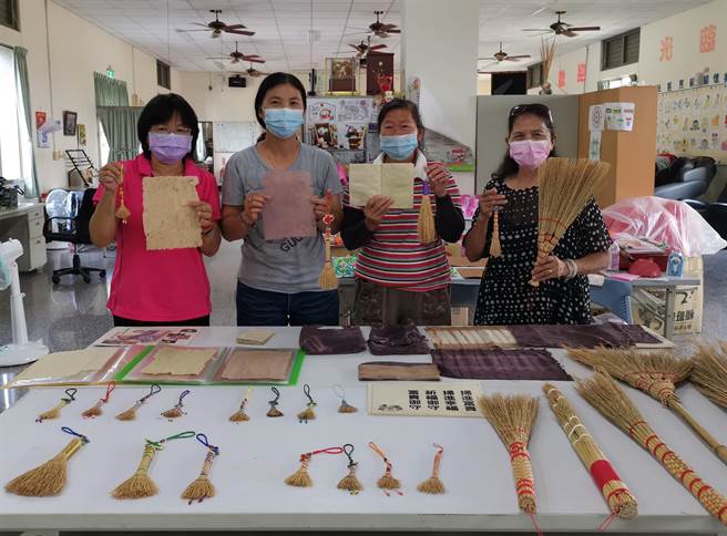 大至掃把、小至吊飾、手抄紙、手抄紙書，永樂社區將貴黍製成不同功能的文創商品。（劉秀芬攝）