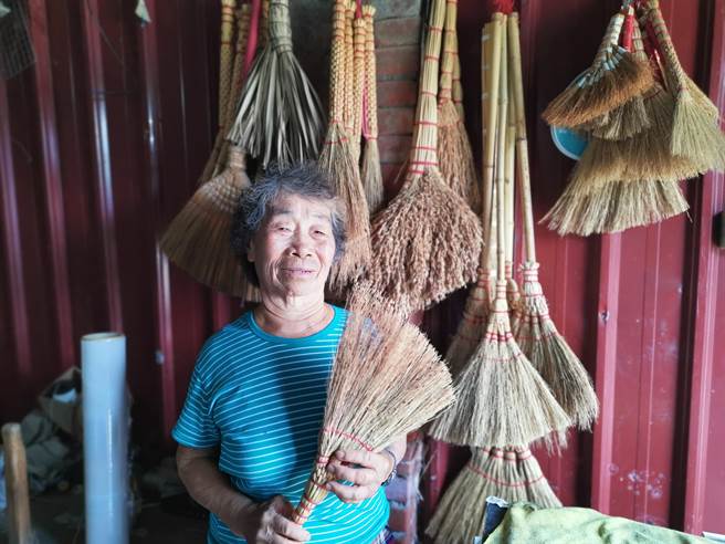 鄭美玉阿嬤是永樂社區少數還有在栽種、製作、販售貴黍掃把的老師傅。（劉秀芬攝）