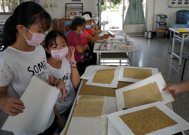 永樂社區貴黍手抄紙課程。（永樂社區提供／劉秀芬台南傳真）