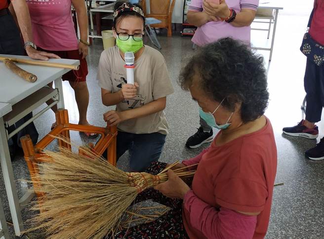 社區開辦貴黍掃把技藝傳承課。（永樂社區提供／劉秀芬台南傳真）