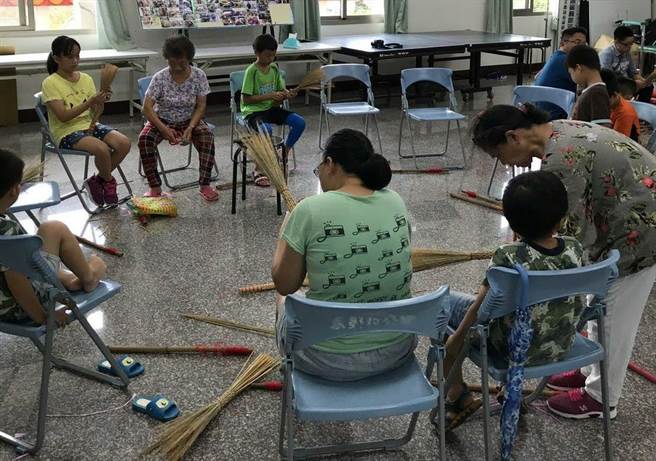 社區開辦貴黍掃把技藝傳承課。（永樂社區提供／劉秀芬台南傳真）