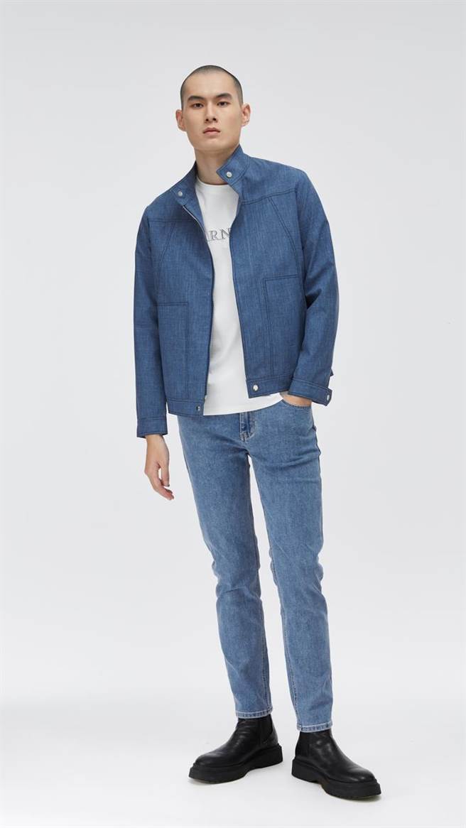 Carnival嘉裕2021秋冬新品「#247日晷」系列；淺藍色短版風衣夾克，5280元；刺繡立體陰影LOGO 白色T-shirt，1880元；淺藍色單寧長褲，3280元。（嘉裕提供）