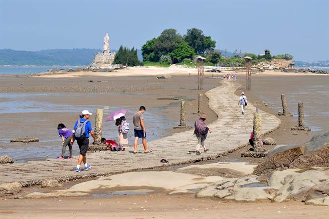 浯江溪口以迄建功屿一带丰富、多样的生态资源，让滨海游憩更加多采多姿。（李金生摄）
