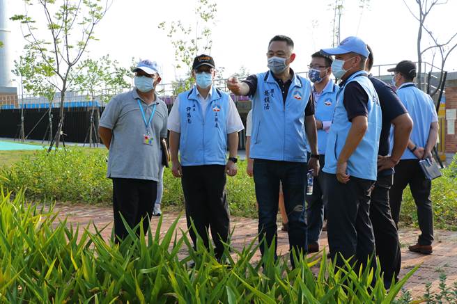 杨镇浯县长今天带领县府团队履勘，感谢「城镇之心」工程在各方支持下顺利执行。（县府观光处提供）