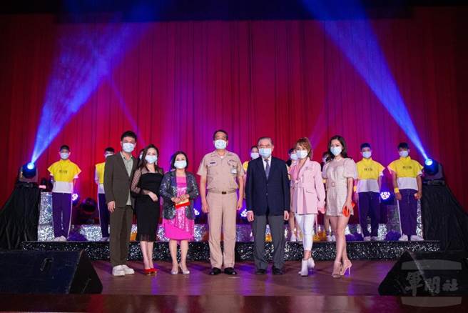 軍友社理事長李棟樑（前右三）、海軍副司令胡展豪（前右四），與參與勞軍藝人和國防部藝工隊合影。軍聞社提供