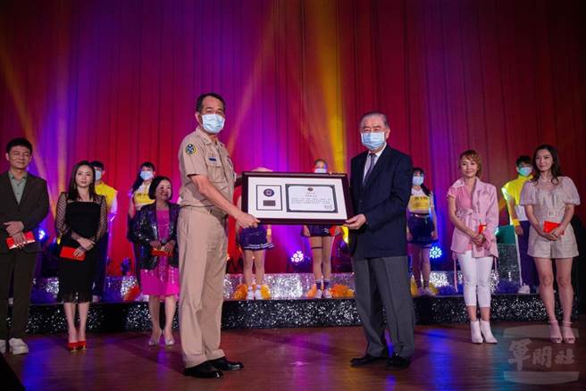 海軍副司令胡展豪中將代表海軍贈李棟樑「海軍之友」感謝狀。軍聞社提供