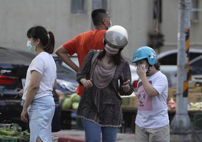 台湾当前仍有严格防疫规定，包含外出需要配戴口罩。在财经外媒的全球防疫韧性评比中，台湾9月又下滑1名，跌至42位。（图／路透）