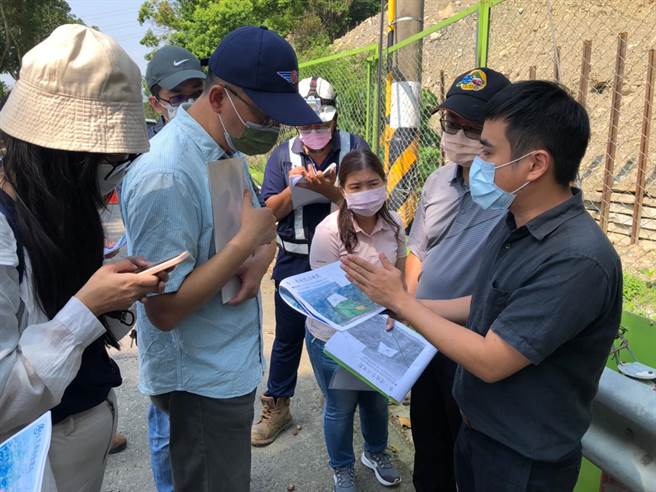 集集鎮長陳紀衡（右），與台鐵人員會勘集集鐵道復建工程。（集集鎮公所提供／廖志晃南投傳真）