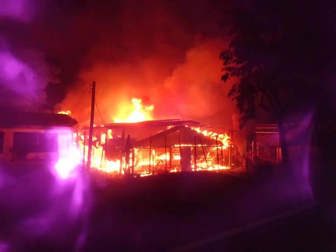 台南市柳營區一處養雞場，今天晚間8點多發生火警，現場火勢猛烈。（讀者提供／張毓翎台南傳真）