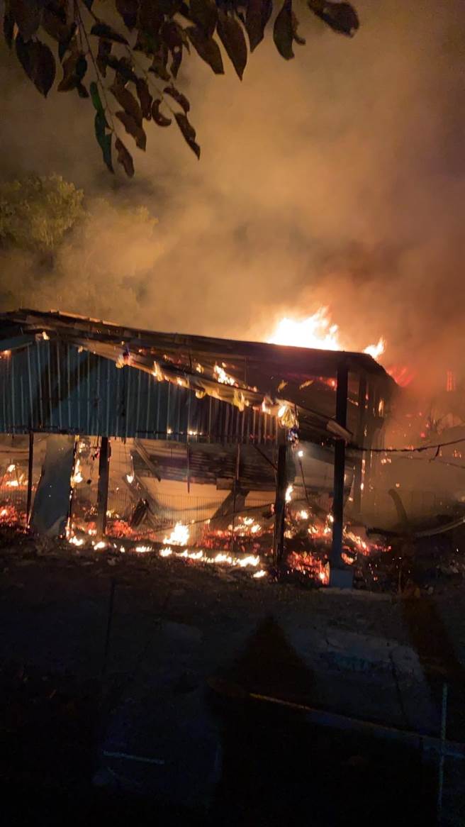 台南市消防局派遣14車29人，現場雞舍燃燒面積約500平方公尺。（讀者提供／張毓翎台南傳真）