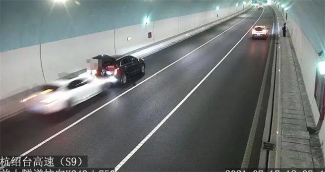 大陆浙江省7月发生一起死亡车祸，一名女驾驶在隧道内与他车擦撞，在下车拿取警示立牌时，遇上二次车祸，被后车夹撞惨死。（翻摄照片）