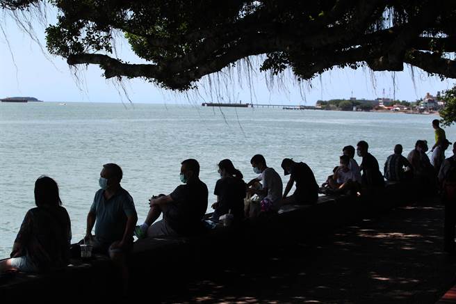 氣象局表示，明午後山區有雷雨，北海岸、東半部及恆春半島應留意長浪。(圖/鄭任南攝)