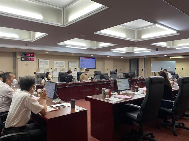 台北市议员耿葳指出，中央规定9月1日年满12岁才能施打，但年底前年满12岁的儿童有6900人，却都打不到疫苗，不仅成「疫苗孤儿」。（游念育摄）