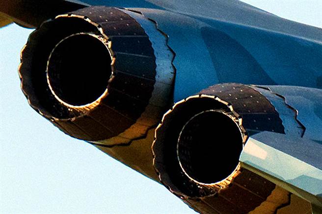 殲-20在本屆珠海航展上使用國產發動機中渦扇-10C，從照片中發動機尾端鋸齒狀噴口能看出明顯不同。（圖／微博@DS北風&1562畝)