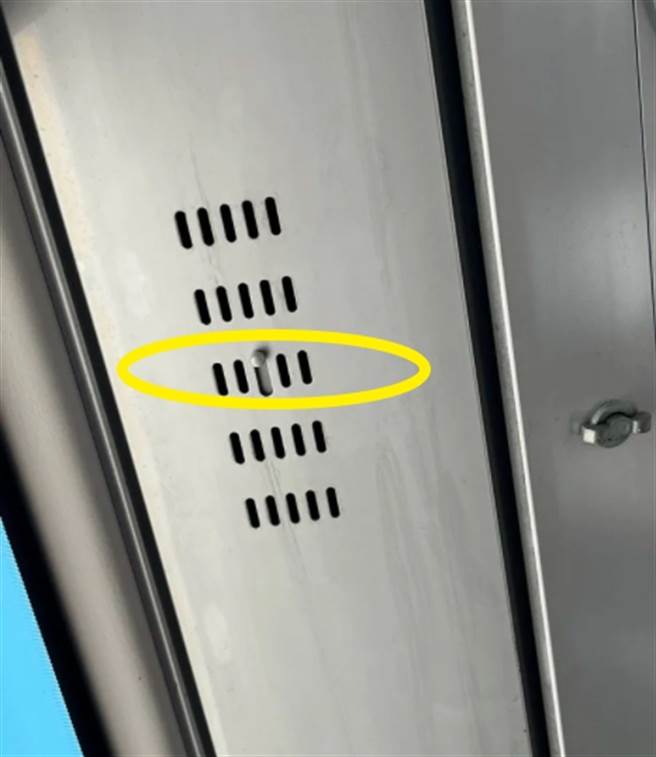 男网友目击老奶奶上公车后，用手扳动一个圆形按钮才坐下，好奇询问「所以说这到底是有什么作用⋯」。（摘自Dcard）