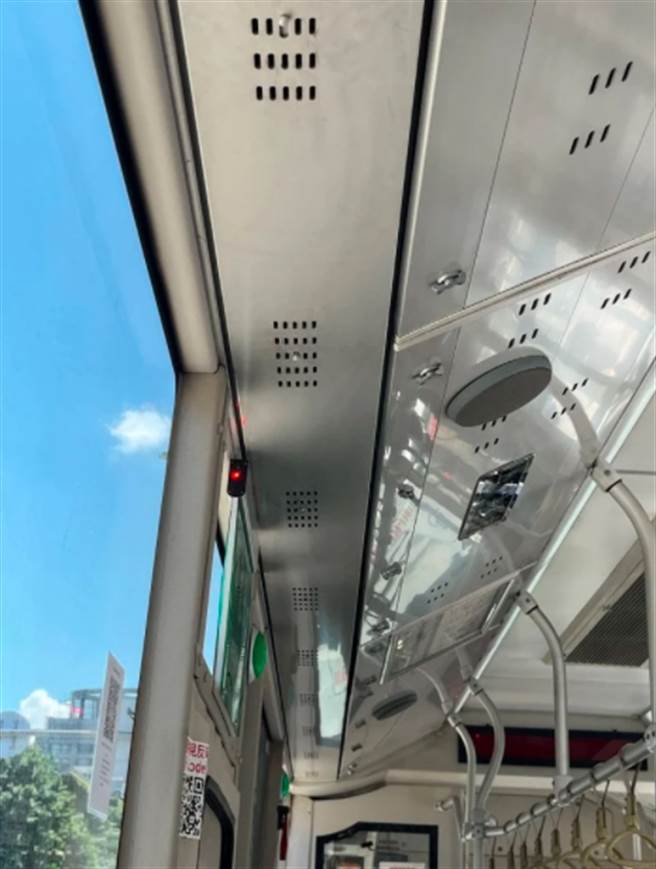 男网友好奇，公车圆形按钮「所以说这到底是有什么作用⋯」。（摘自Dcard）