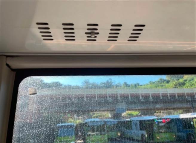 内行解答，老奶奶其实是在控制公车的冷气出风口。(摘自Dcard)