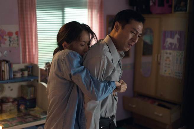 林嘉欣（左）和庄凯勛在《美国女孩》有多场情绪重的戏码。（传影互动提供）