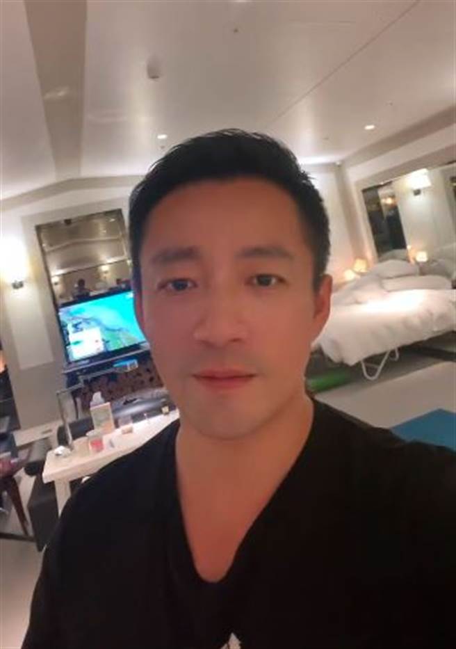 汪小菲日前開直播，透露目前人在台灣隔離。（圖／翻攝自微博）
