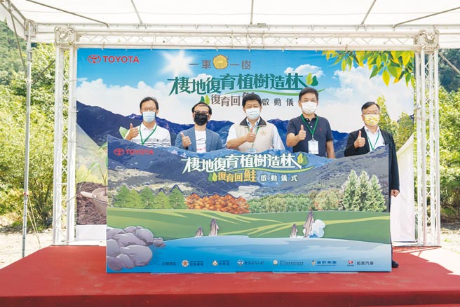 慈心有机农业发展基金会执行长苏慕容（左起）、和泰汽车本部长刘传宏、行政院退辅会副主委陈晓明、林务局局长林华庆、内政部营建署主任秘书王东永，共同宣示启动「TOYOTA一车一树栖地復育植树造林计画」。图／业者提供