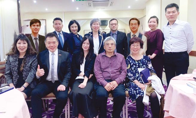 第15屆英國台灣商會理監事合影；前排左三為新任理事長李欣恬。圖／承希國際行銷提供