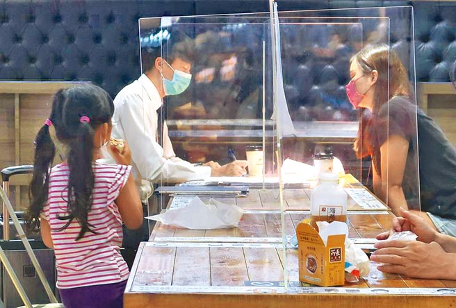 即日起表演场馆、电影院将取消梅花座与间隔座限制，北市餐饮内用也再松绑，同住家人同桌不一定要隔板、梅花座。（本报资料照片）