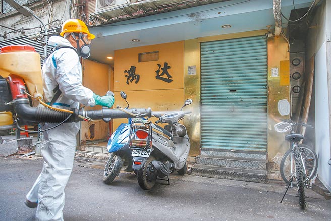 台北市长柯文哲表示，万华茶室已展开一对一辅导，要扭转黑黑臭臭、不健康的印象，让它健康、明亮、安全。图为5月时新冠肺炎疫情进入社区感染，台北市环保局在三水街茶艺馆加强周边消毒。（本报资料照片）