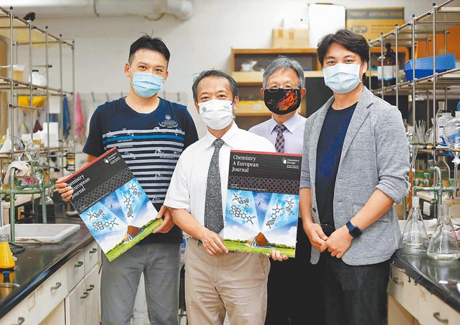 静宜大学研究发表刊登在被视为科技部化学学门指标性国际期刊「Chemistry - A European Journal」，封面更结合静宜地标「主顾圣母堂」与化学结构的图案。（静宜大学提供／陈世宗台中传真）