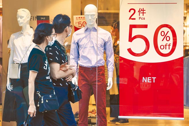 國發會27日發布8月景氣燈號續亮代表「熱絡」的紅燈，不只連7紅，綜合判斷分數39分，也較7月增加1分，反映疫情衝擊影響已減緩。（中央社）