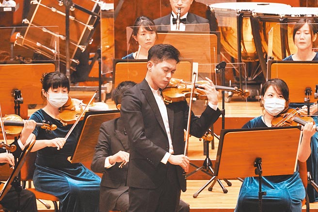 小提琴家曾宇谦日前在台北国家音乐厅演出，他感谢乐迷一路陪伴，并献上他所喜爱的马斯奈《泰伊斯冥想曲》作为安可曲，献给乐迷。（牛耳艺术提供）