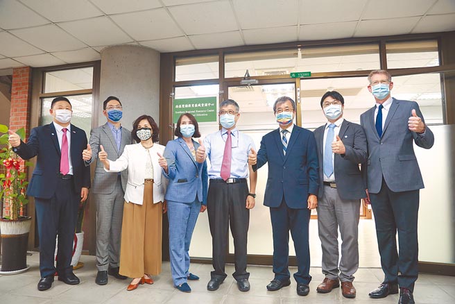 教育部全国首座「双语教育区域资源中心」27日在国立中山大学揭牌，中山大学与文藻外语大学携手整合国际资源与组织，协助区域内一般大学与技职大学、中小学提升英语授课水准。（国立中山大学提供／袁庭尧高雄传真）