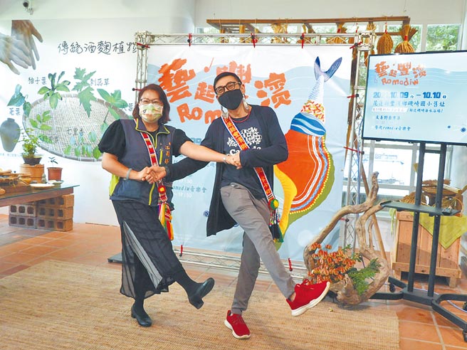 花莲丰滨乡公所今年邀请出生自港口部落的知名相声演员宋少卿（右）担任观光大使，宣传乡内观光及艺文活动。（罗亦晽摄）