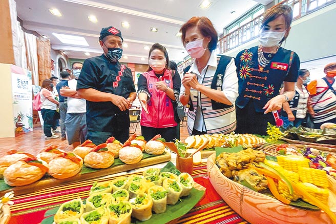 宜兰县政府27日发表「野趣大同」观光游程，县长林姿妙（左三）邀请民眾参加，除了体验原乡多元的魅力，也能品尝原民风味餐。（李忠一摄）
