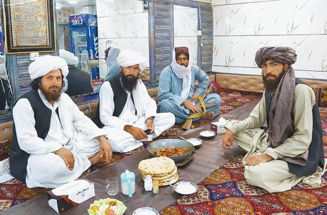 幾名塔利班成員在阿富汗喀布爾一家餐廳用餐。塔利班要求理髮店，不得為顧客理髮、剃鬚。（新華社資料照片）