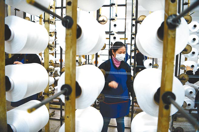 大陆祭限电措施，学者提醒台商做好长期因应准备。图为福建一处台资纺织印染公司。（中新社）