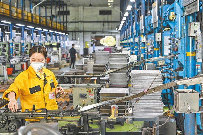 大陆国家发改委8月直接点名广东、江苏等9省的能耗双控目标落实不力。以往绿电火电是关起门来斗争，近日拉闸限电不能排除是全国火电业者串连反扑，将绿电派之无脑减碳规画向全民披露，试图引发社会大辩论。图为广东省广州市的台资电子厂产线。（中新社）