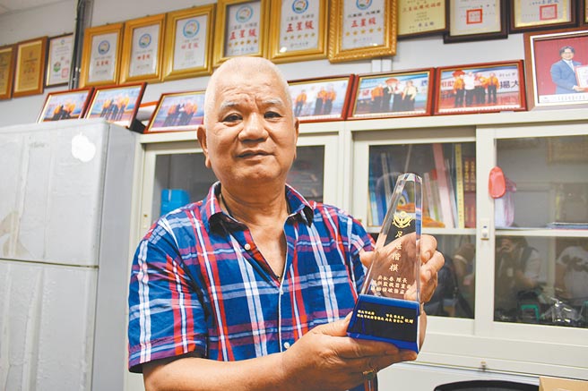 三重区光辉里长吴松春在里民眼中，是名重情、重义，充满正义感的里长，他手里握着的是三重警分局所颁发的感谢奖杯。（戴上容摄）