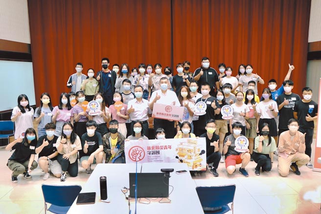 新北市消防局成立「新北防灾青年守护团」，局长黄德清到场给予团员鼓励。（新北市消防局提供／王扬杰新北传真）