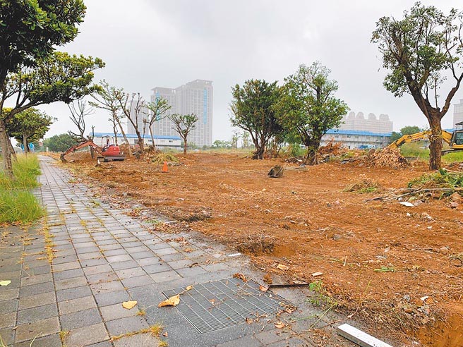 淡海國小去年起工程經歷統包商違法、流標等難題，致使工程延宕8個月，經法制局協調成功，工務局表示，淡海國小確定於今年10月上旬按原圖復工，預計2023年第一階段就可完工。（摘自臉書淡海國小正式啟航／戴上容新北傳真）